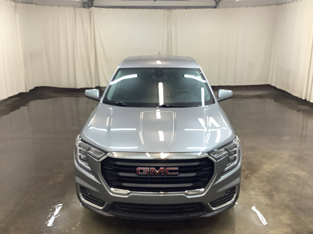 Used 2024 GMC Terrain SLE image 3