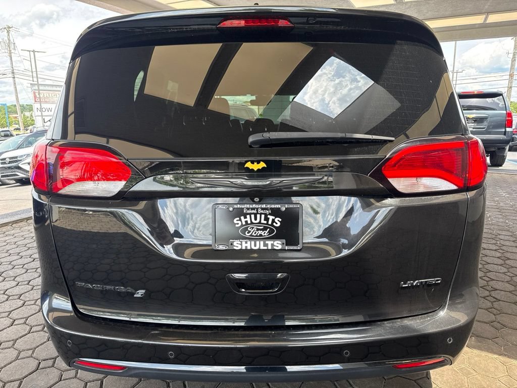 Used 2019 Chrysler Pacifica Limited w/ Advanced Safetytec Group FWD image 7
