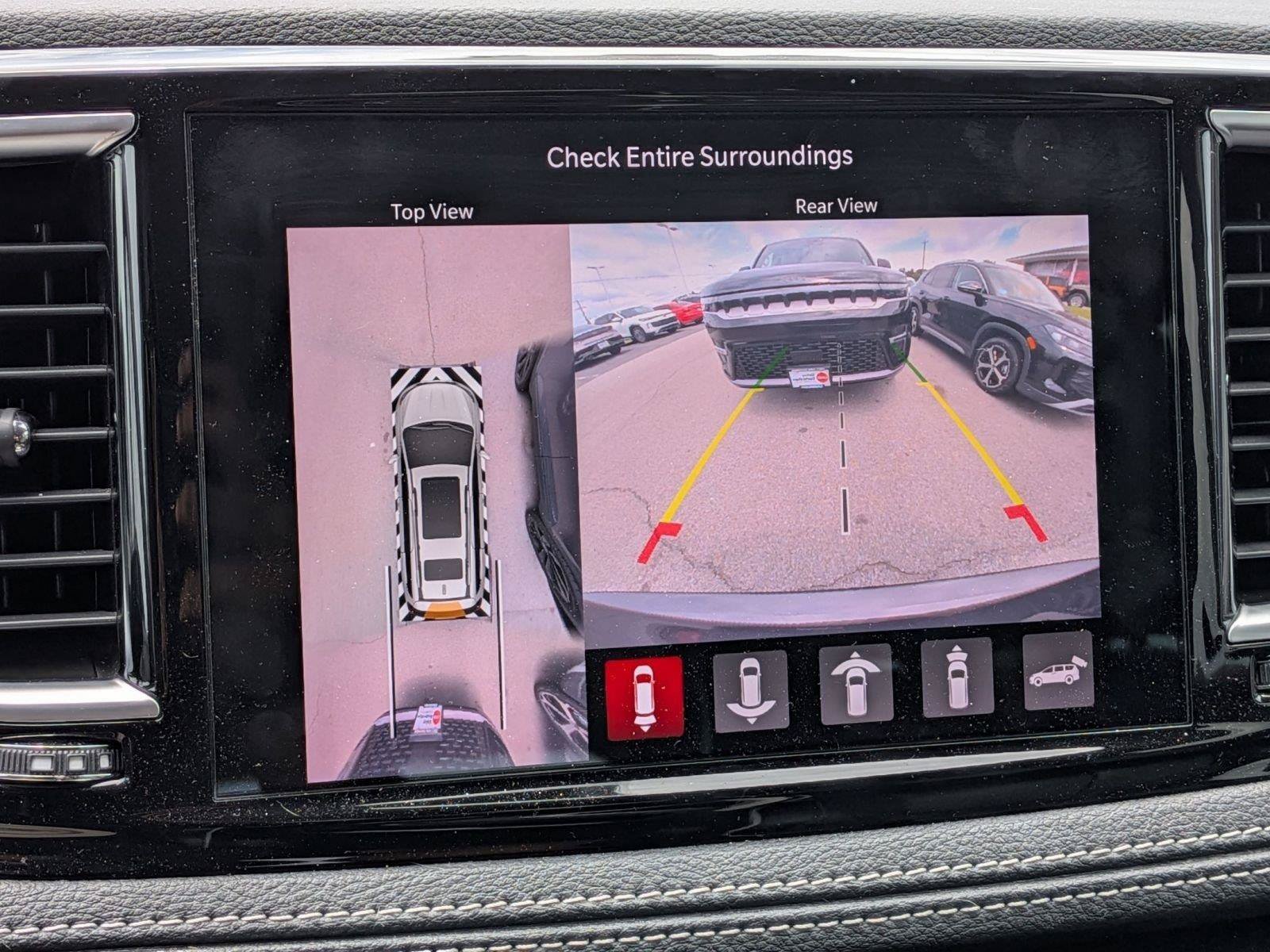 Used 2022 Chrysler Pacifica Limited AWD/4WD image 32