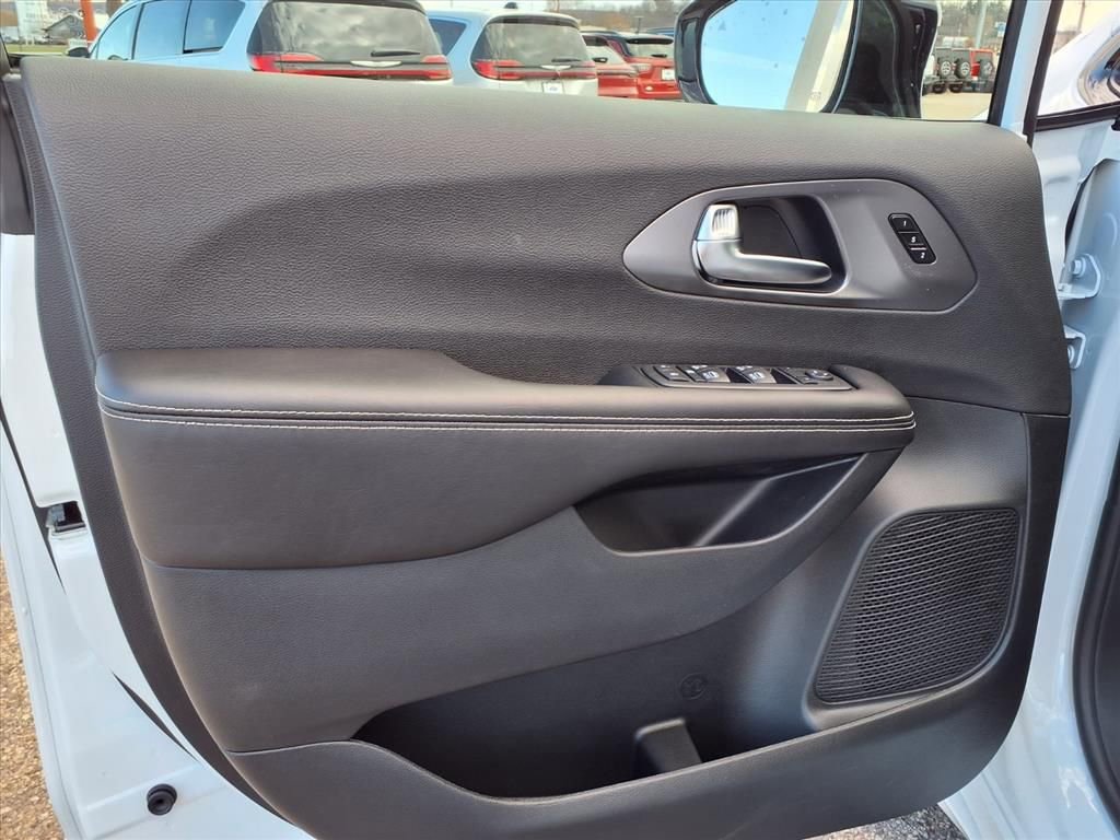 New 2026 Chrysler Pacifica Select w/ S Appearance Package AWD/4WD image 15