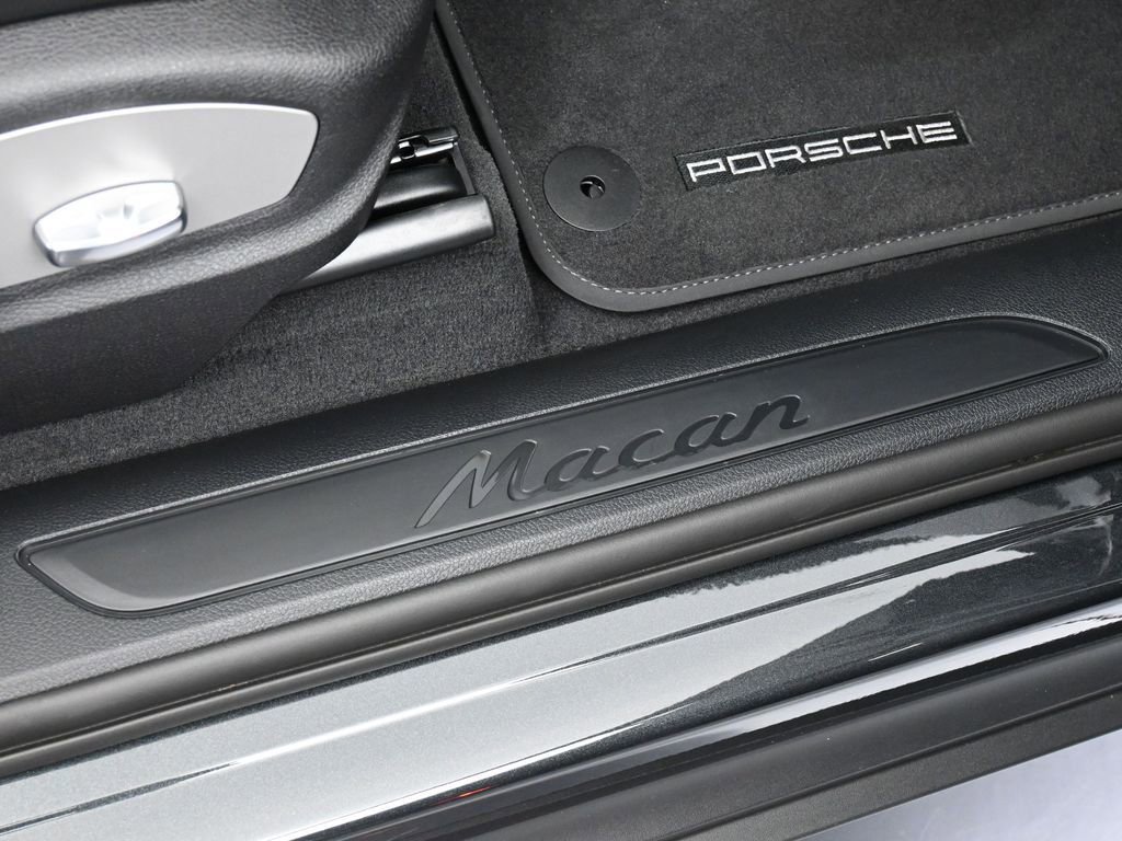 Certified 2025 Porsche Macan image 30