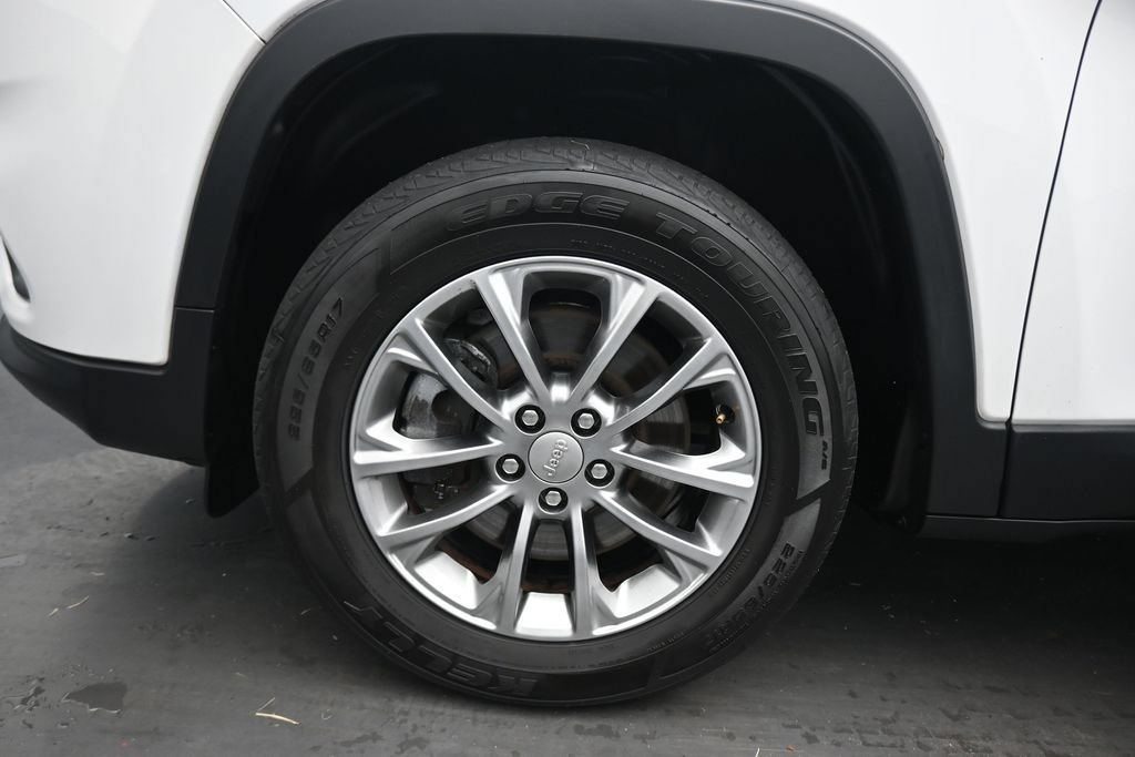 Used 2019 Jeep Cherokee Latitude Plus w/ Cold Weather Group AWD/4WD image 51