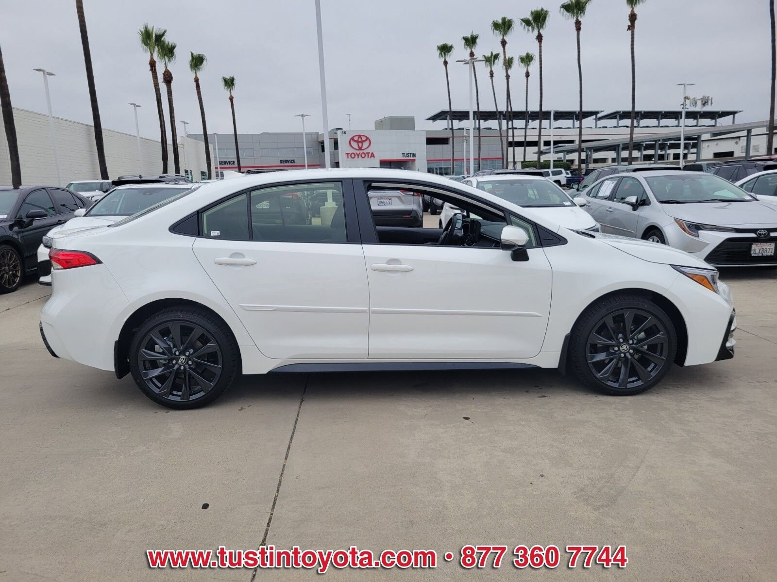 Used 2026 Toyota Corolla SE FWD image 3