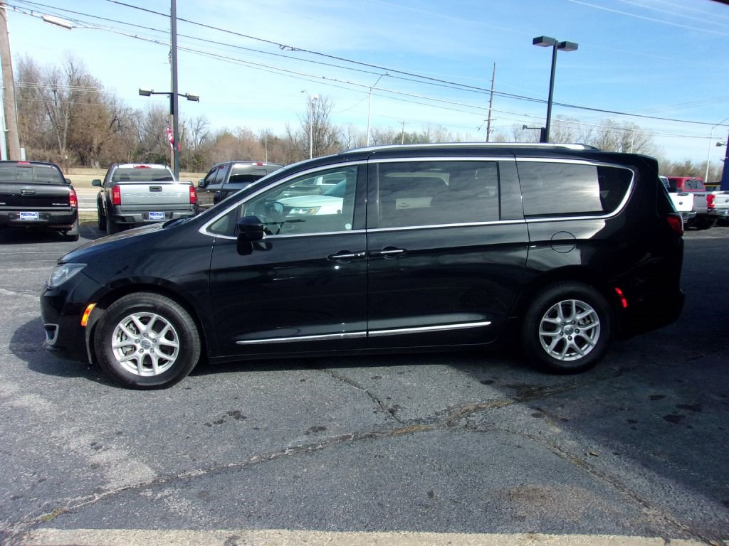 Used 2020 Chrysler Pacifica Touring-L image 2