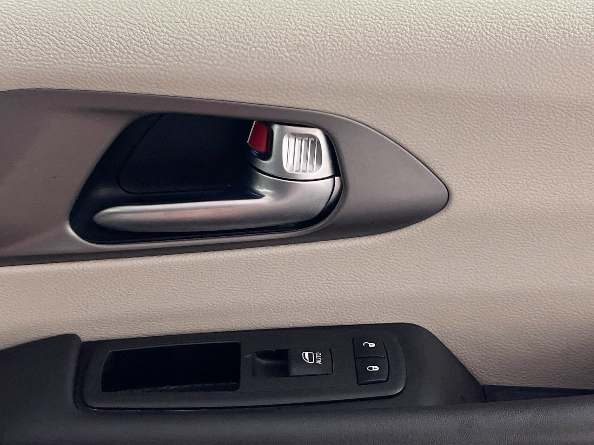 Used 2023 Chrysler Pacifica Touring-L image 32