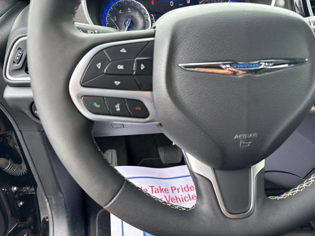 Used 2025 Chrysler Pacifica Select FWD image 16