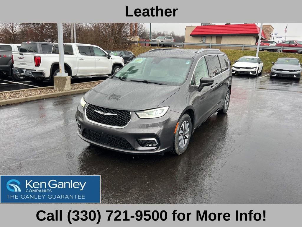 Used 2021 Chrysler Pacifica Touring-L w/ Uconnect Theater Family Group image 2