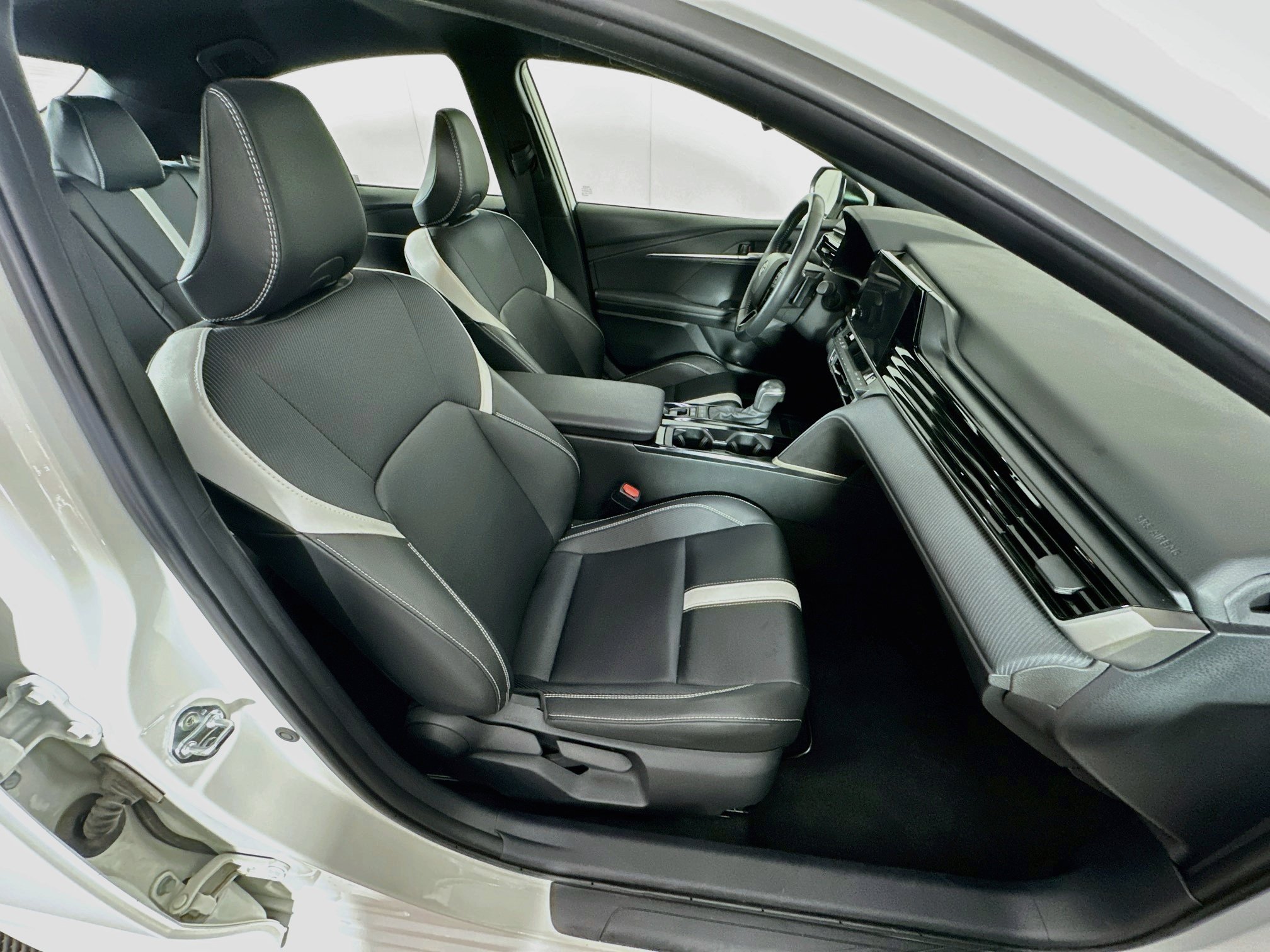 Used 2025 Toyota Camry SE FWD image 31