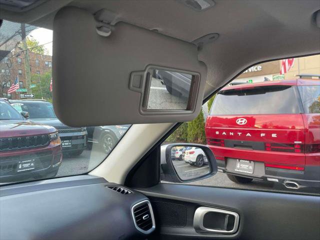 Certified 2024 Hyundai Venue SEL FWD image 30