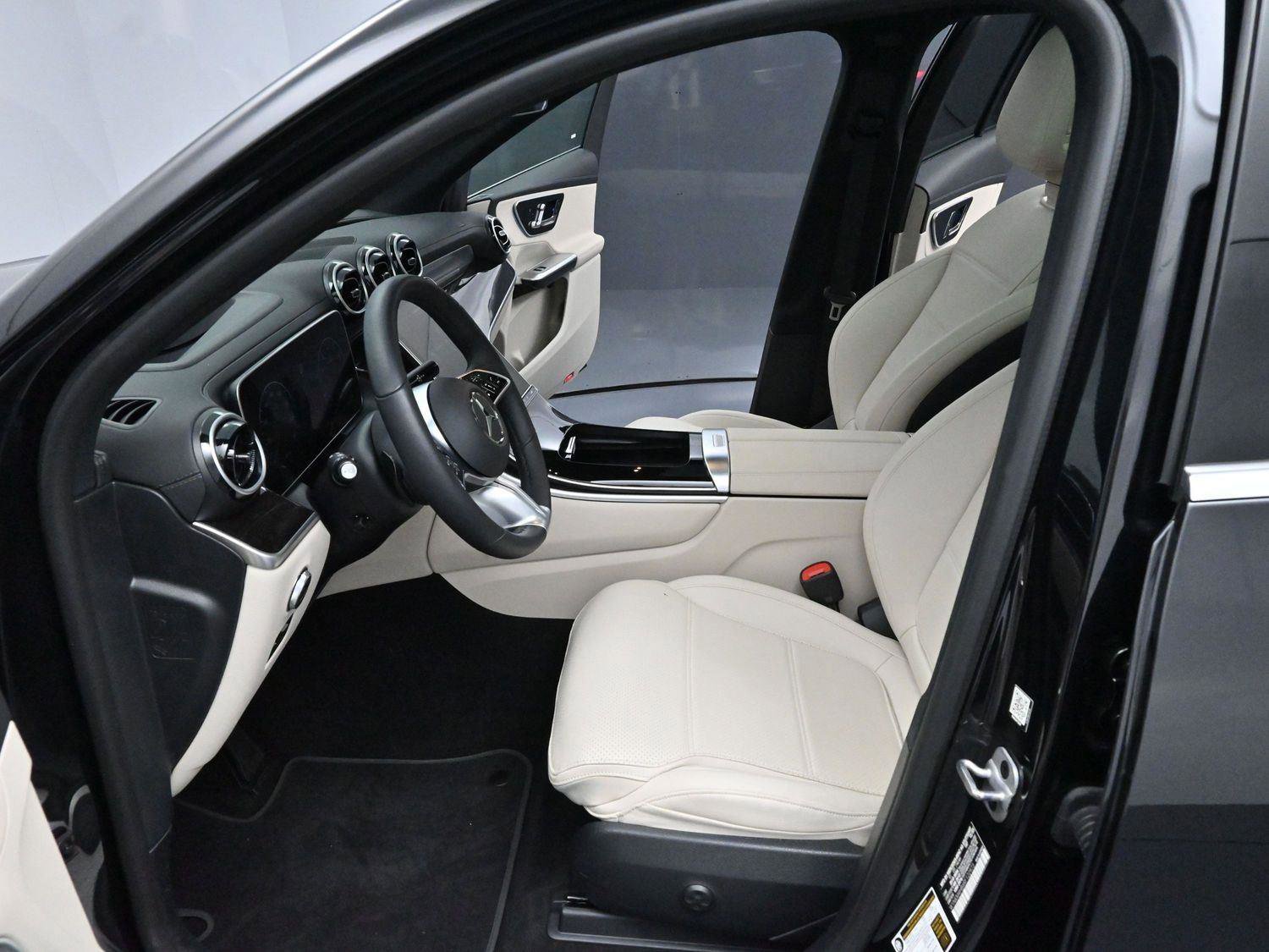 Used 2024 Mercedes-Benz GLC 300 4MATIC image 13