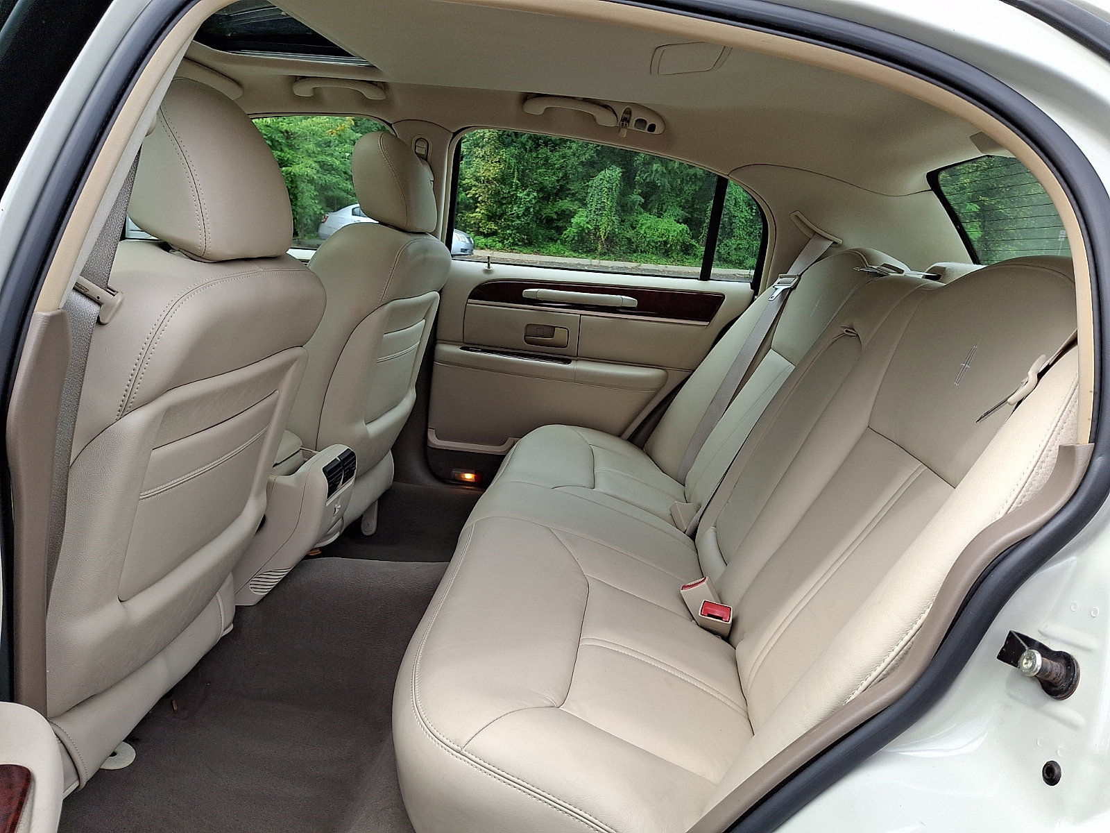Used 2004 Lincoln Town Car Ultimate RWD image 10