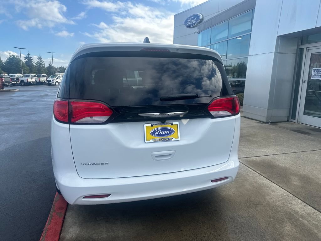 Used 2023 Chrysler Voyager LX FWD image 3