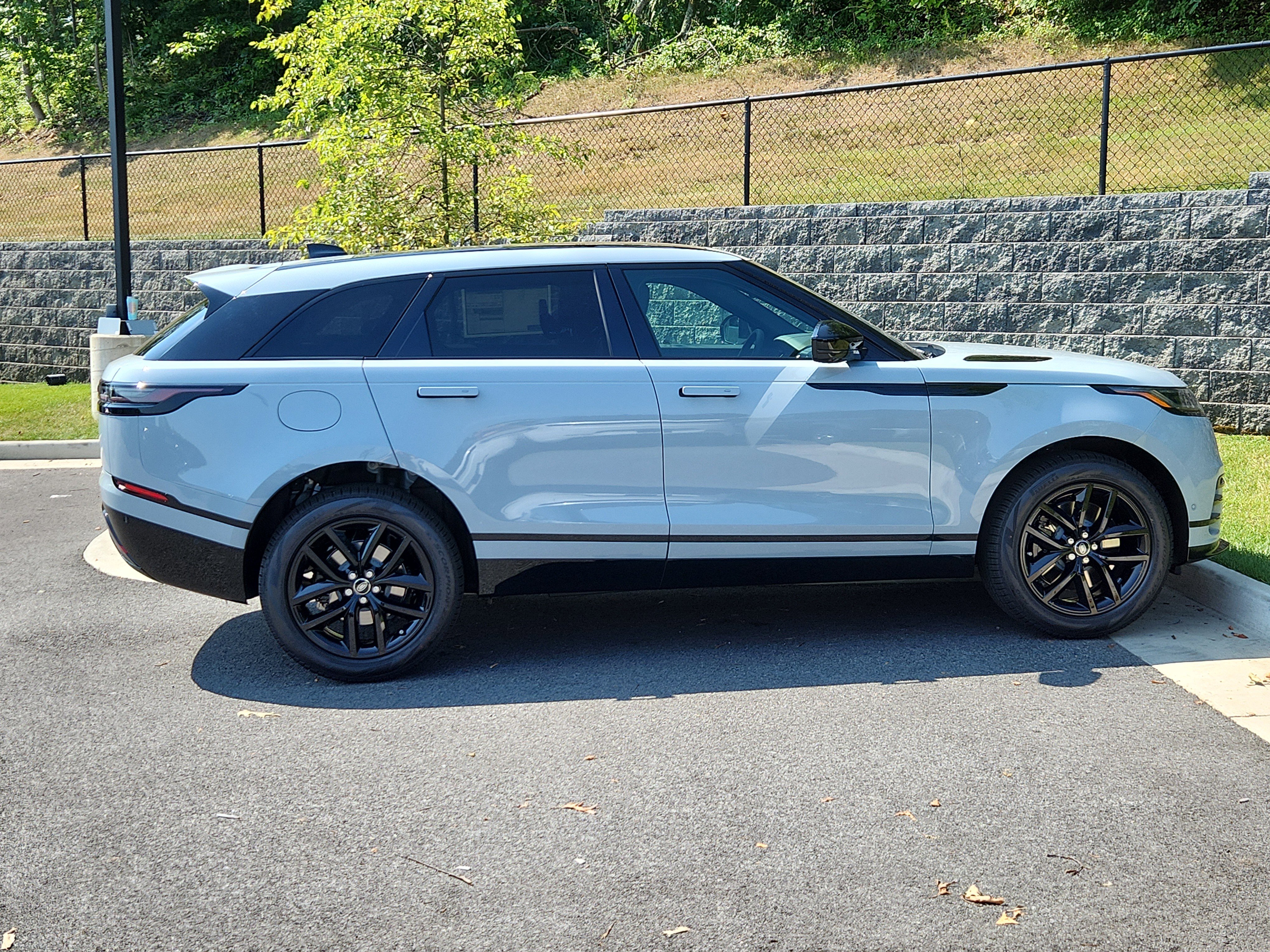 New 2026 Land Rover Range Rover Velar Dynamic SE image 11