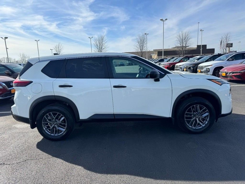 Used 2025 Nissan Rogue S image 2