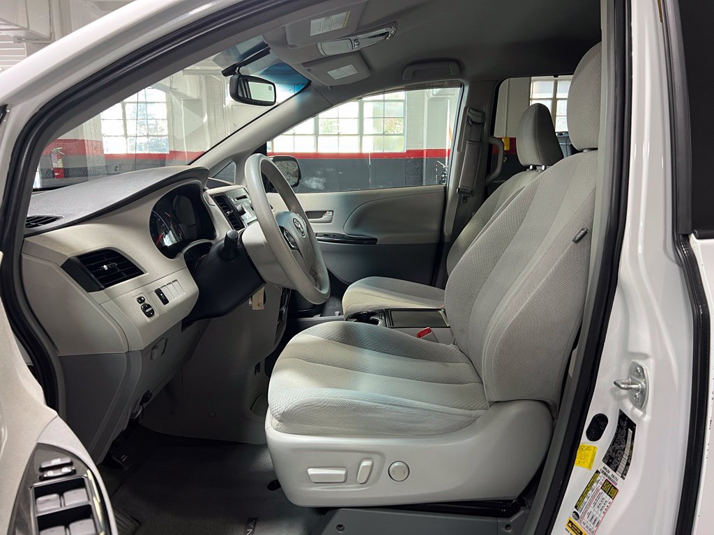 Used 2013 Toyota Sienna LE FWD image 12