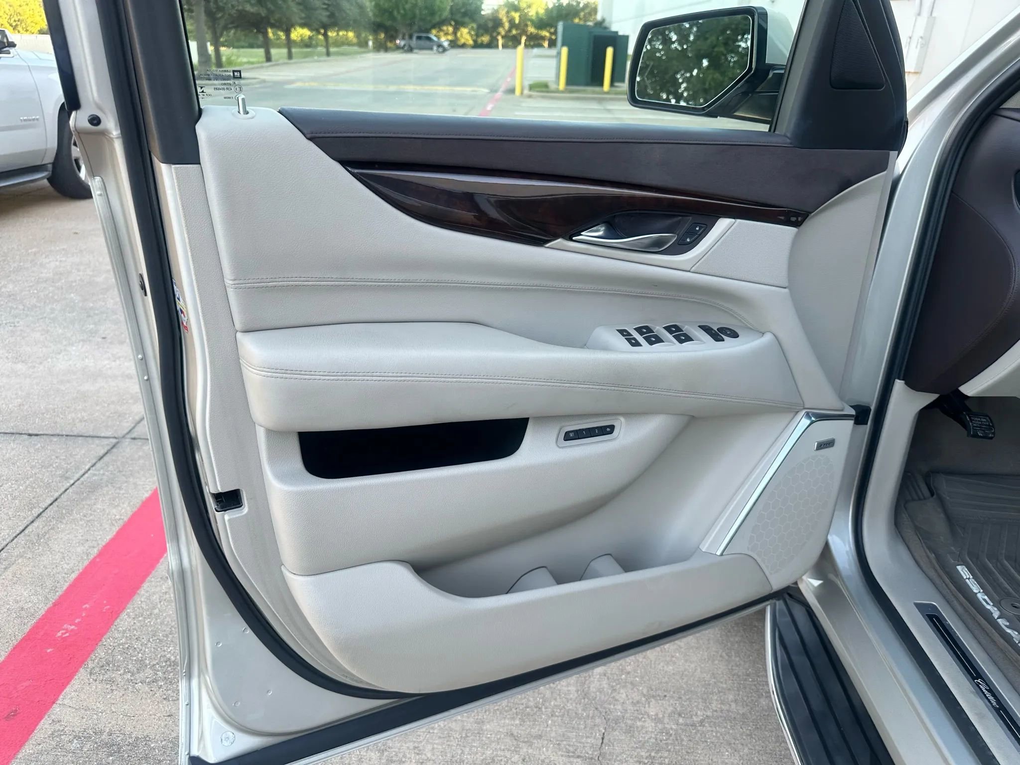 Used 2015 Cadillac Escalade Luxury image 17