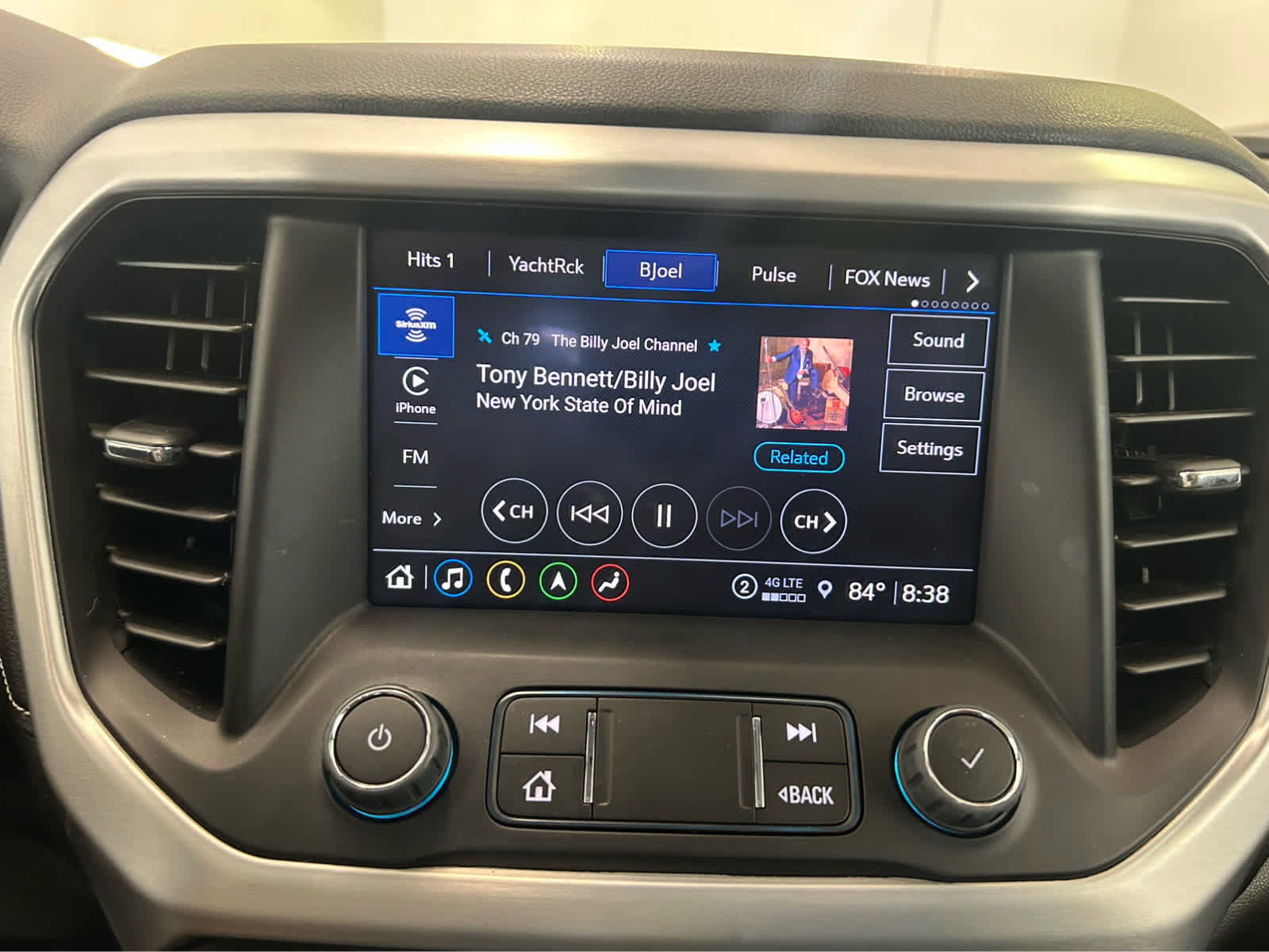 Used 2023 GMC Acadia SLT w/ Elevation Edition image 17
