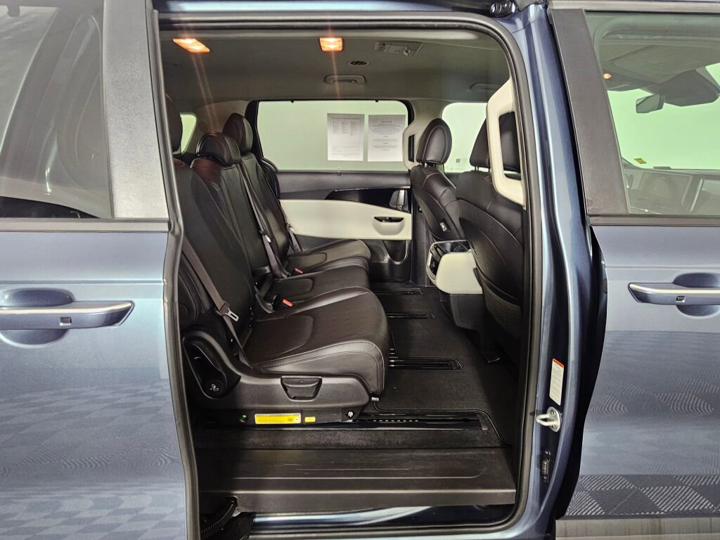 Used 2024 Kia Carnival EX image 38