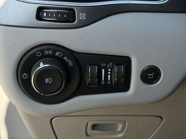 Used 2022 Jeep Cherokee Limited AWD/4WD image 25
