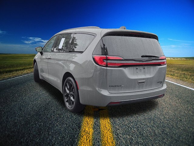 Certified 2023 Chrysler Pacifica Limited w/ Uconnect Theater Family Group AWD/4WD image 2