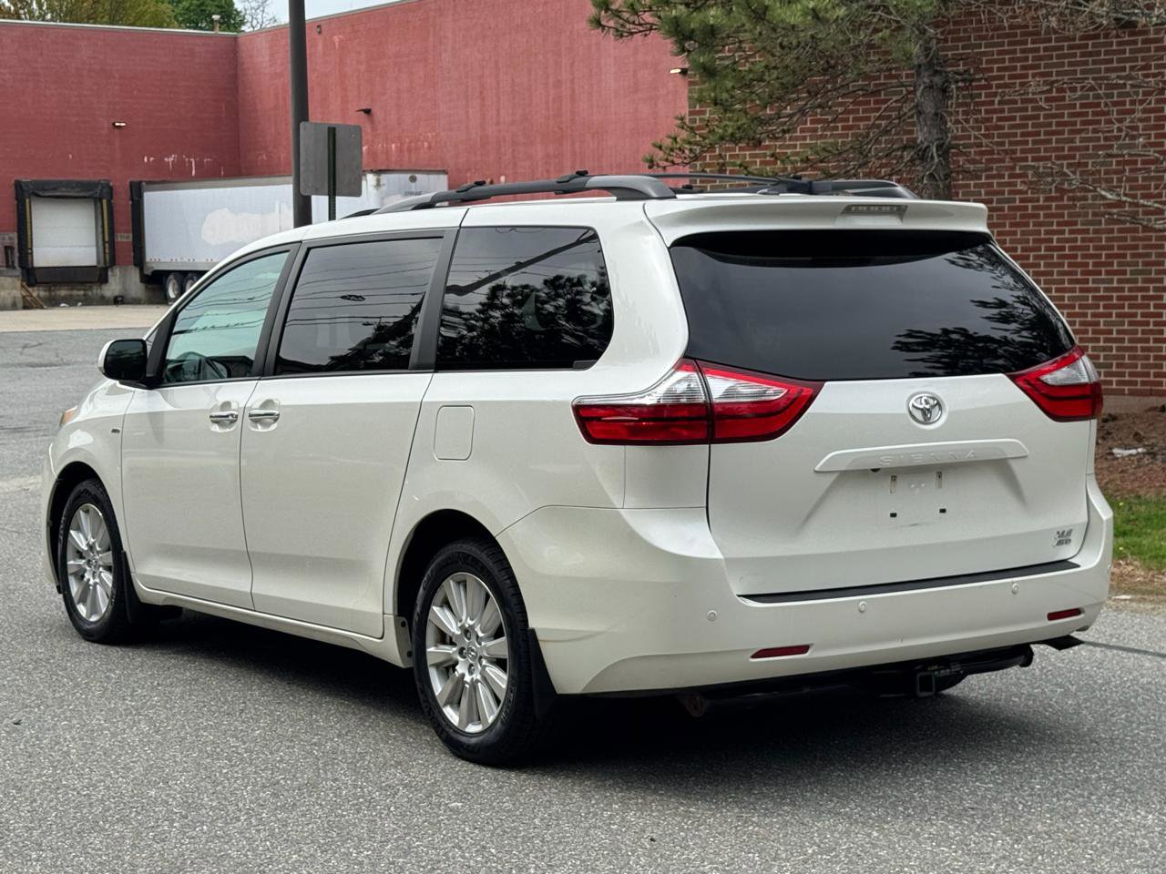 Used 2017 Toyota Sienna XLE Premium w/ Outdoor Package AWD/4WD image 4