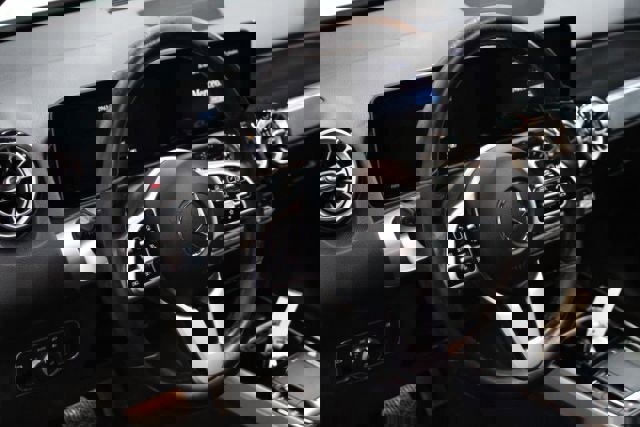 Used 2021 Mercedes-Benz GLB 250 4MATIC w/ Premium Package image 12