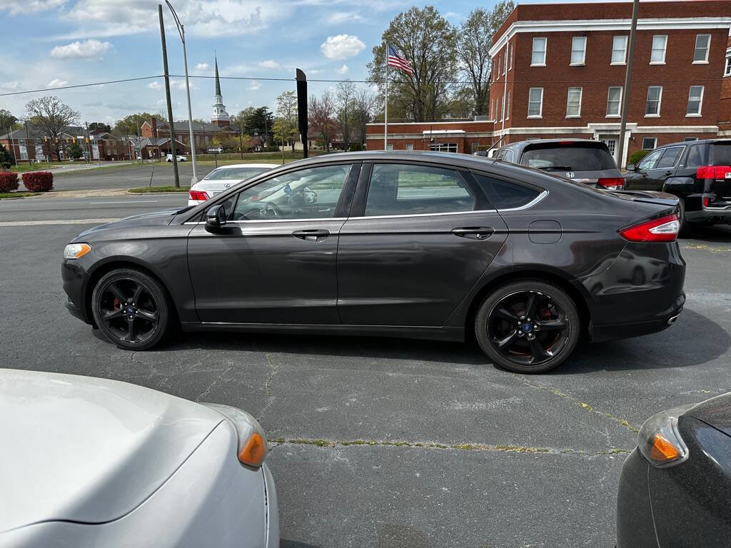 Used 2015 Ford Fusion SE w/ Equipment Group 201A image 4