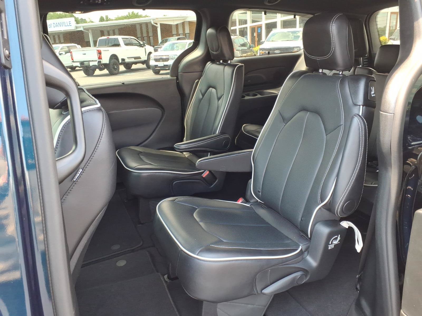 Used 2025 Chrysler Pacifica Limited FWD image 13