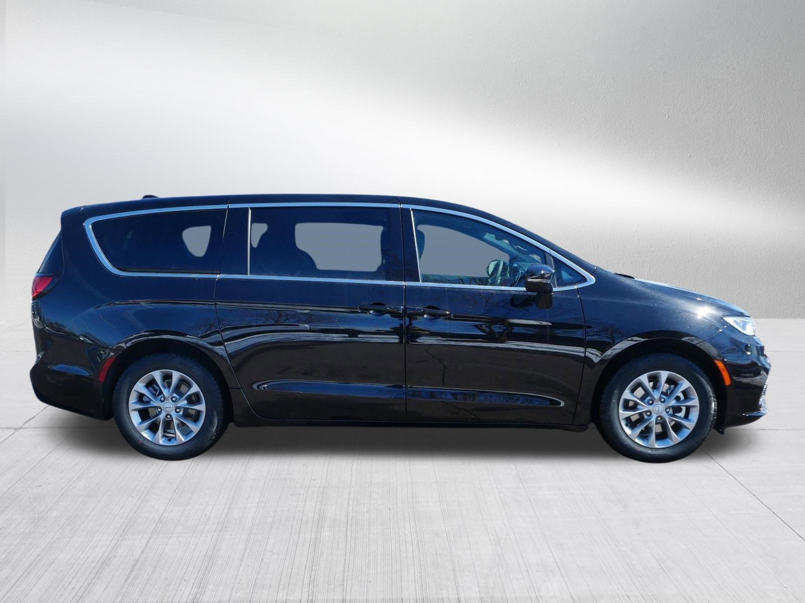 New 2026 Chrysler Pacifica Limited FWD image 8