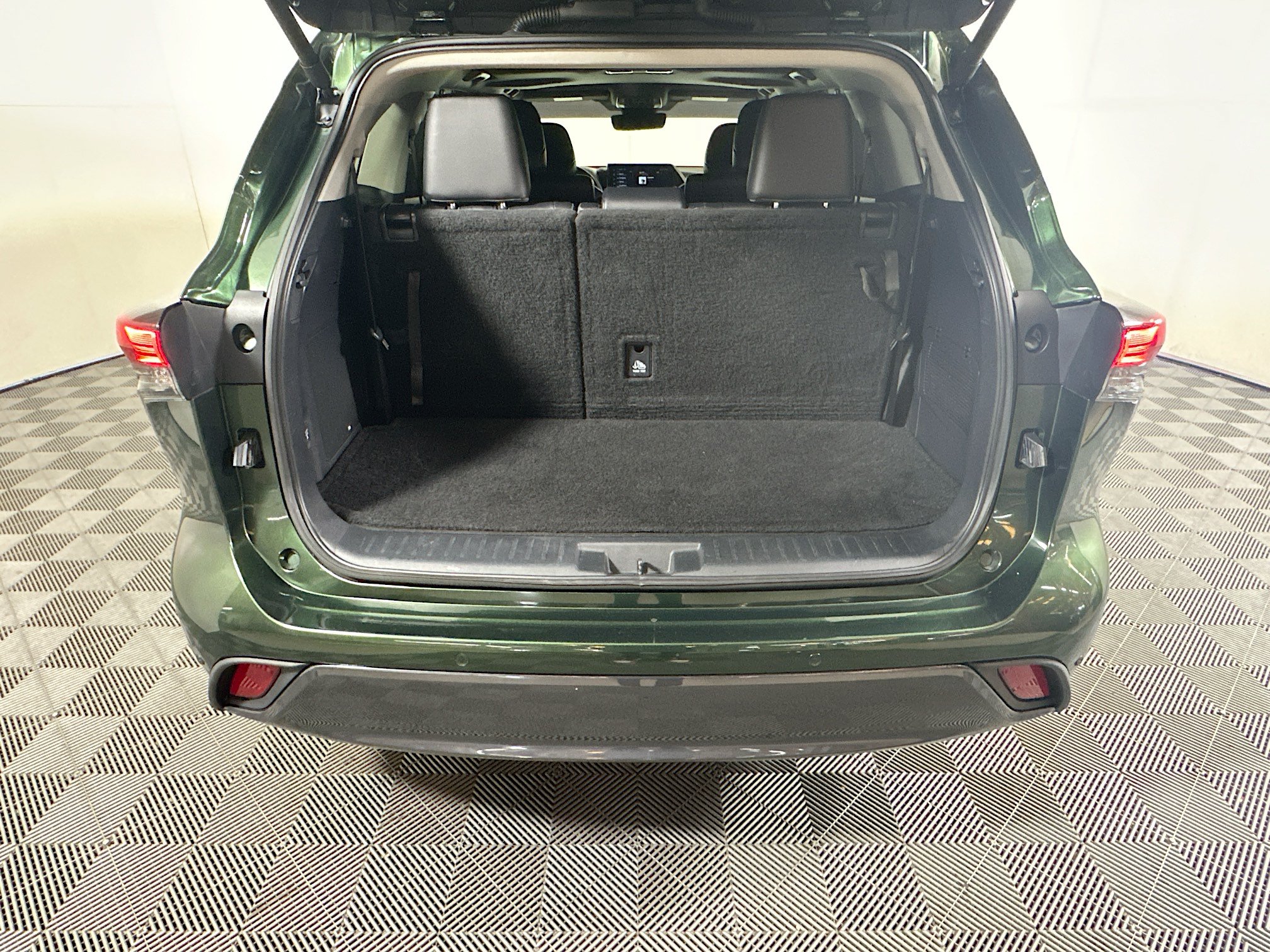 Used 2024 Toyota Highlander Limited FWD image 31