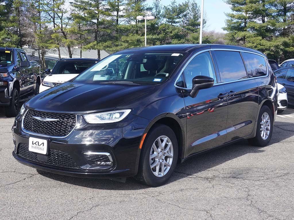 Used 2023 Chrysler Pacifica Touring-L image 10