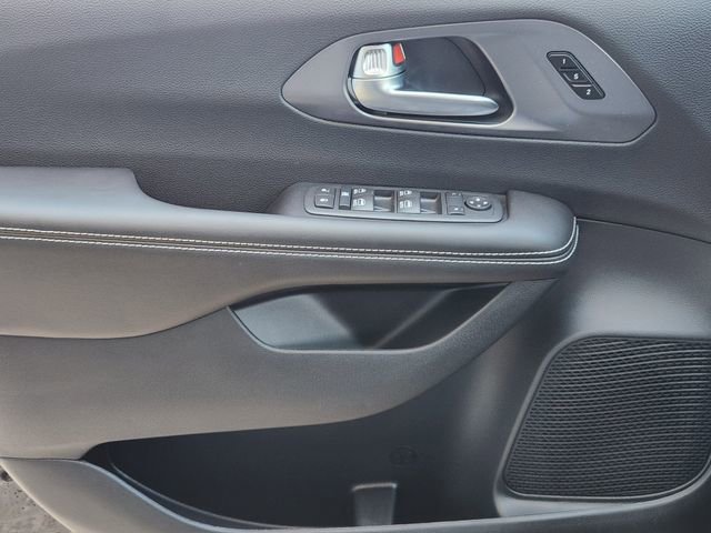 New 2026 Chrysler Pacifica Select FWD image 18