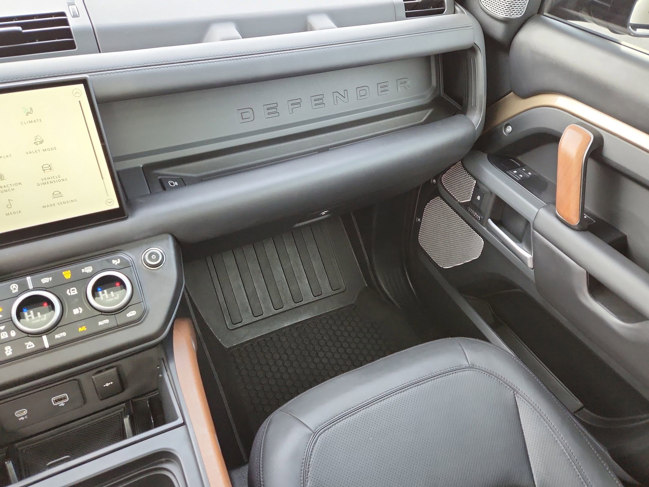 Used 2024 Land Rover Defender 130 X image 28