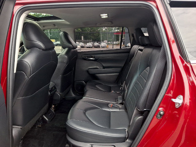 Used 2022 Toyota Highlander XLE AWD/4WD image 6