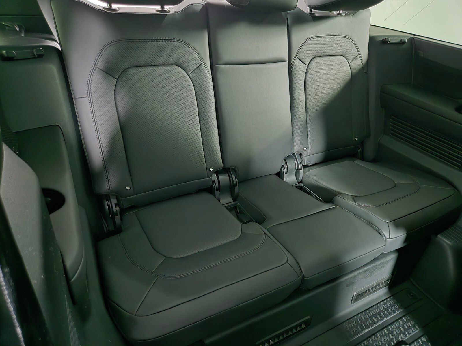New 2026 Land Rover Defender 130 X-Dynamic SE AWD/4WD image 19