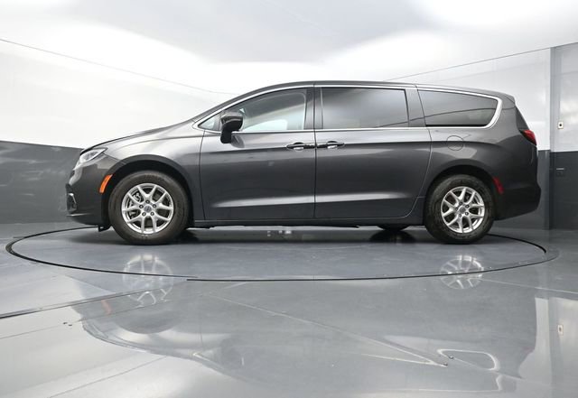 Used 2023 Chrysler Pacifica Touring-L image 35