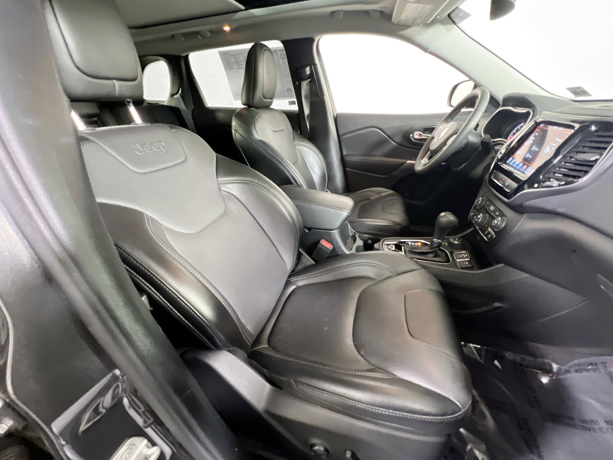 Used 2022 Jeep Cherokee Limited image 27