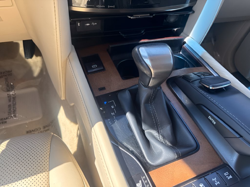 Used 2019 Lexus LX 570 4WD w/ Luxury Package image 14