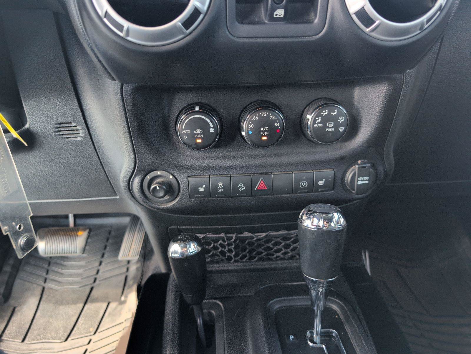 Used 2016 Jeep Wrangler Unlimited Rubicon w/ Connectivity Group AWD/4WD image 14