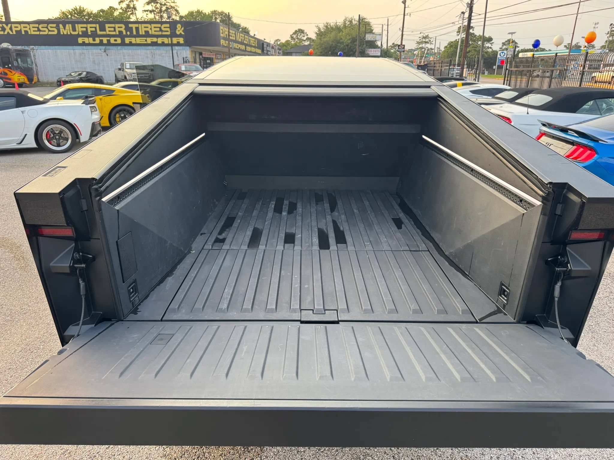 Used 2024 Tesla Cybertruck AWD Crew Cab image 42