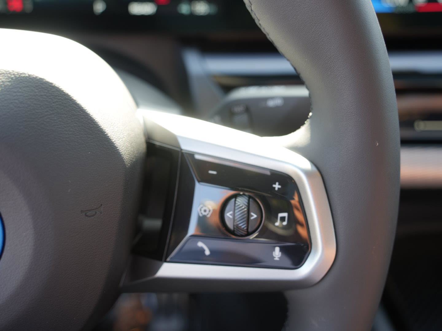 Used 2025 BMW i5 xDrive40 image 16