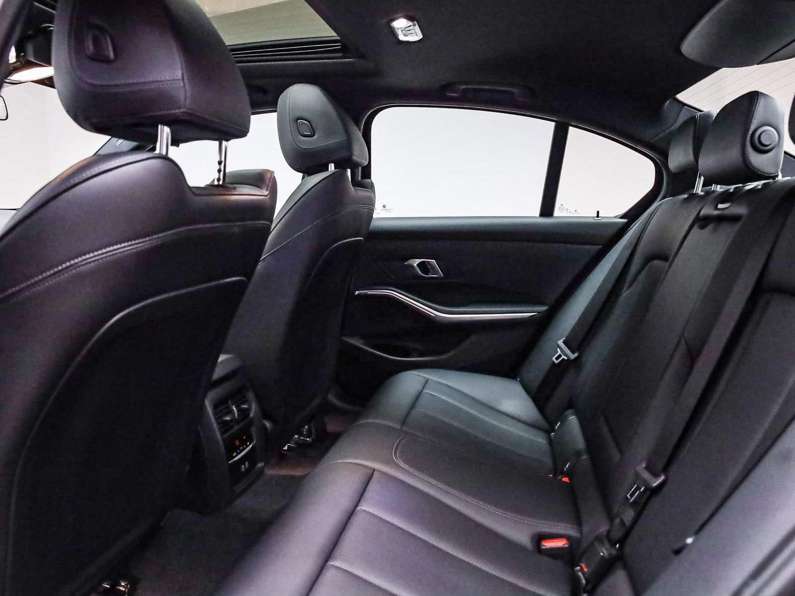 Used 2024 BMW 330i xDrive Sedan w/ Convenience Package AWD/4WD image 20