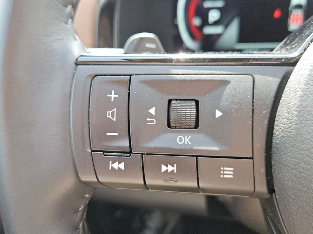 Used 2025 Nissan Pathfinder Platinum w/ Black Appearance Package image 22