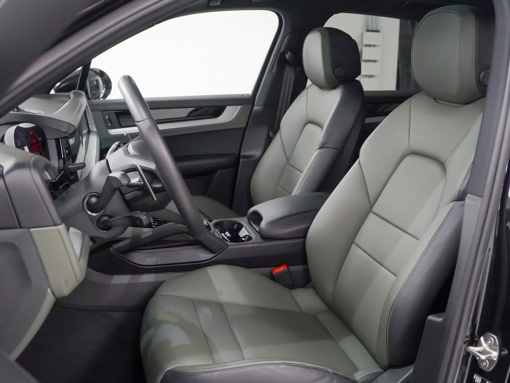 Used 2025 Porsche Cayenne E-Hybrid w/ Premium Package image 5