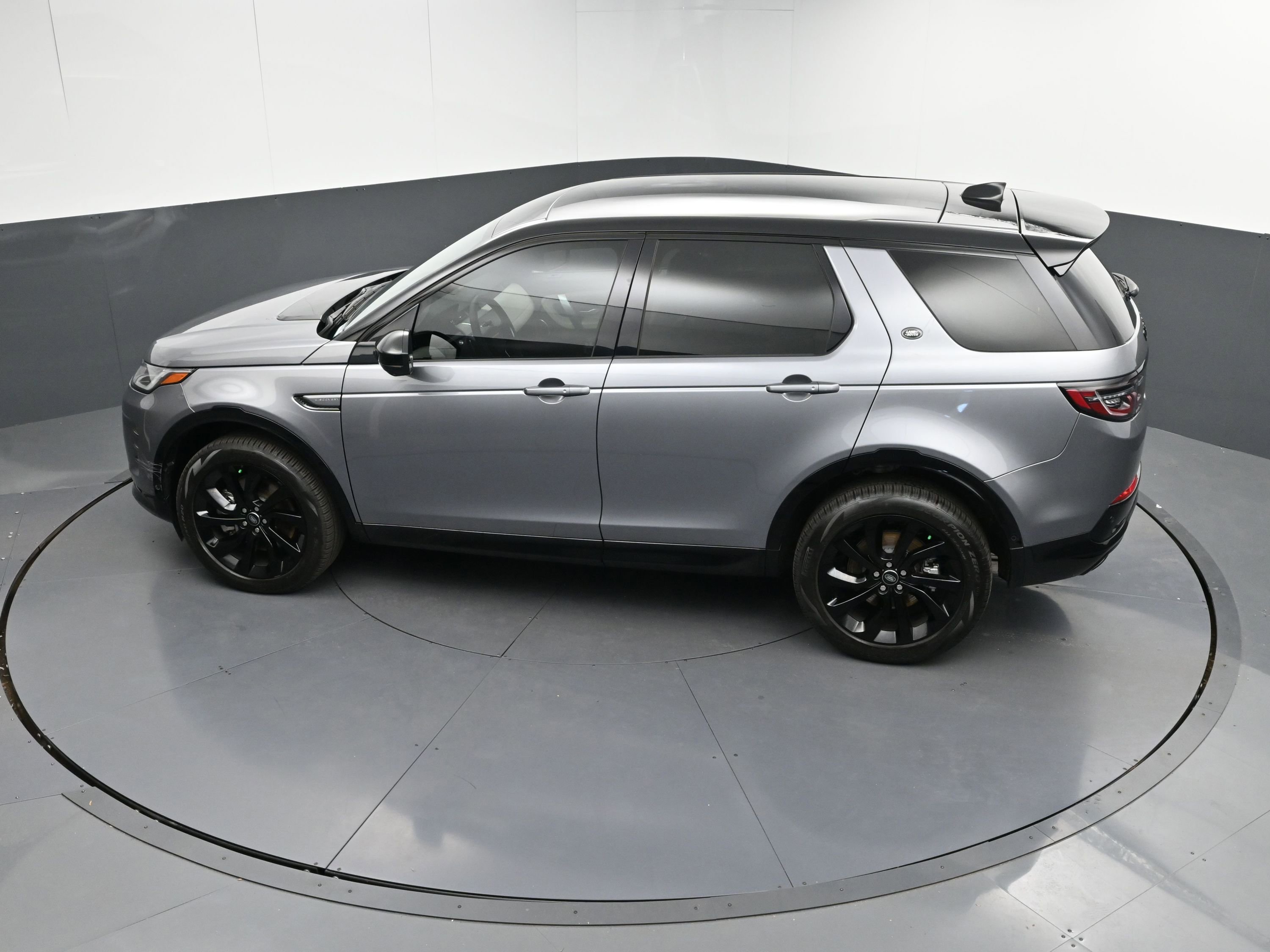 New 2024 Land Rover Discovery Sport Dynamic SE image 32