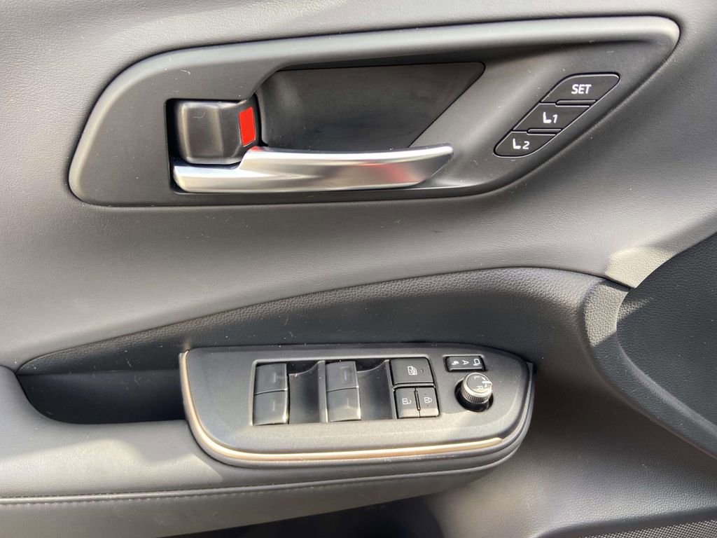 Used 2023 Toyota Crown Limited image 12