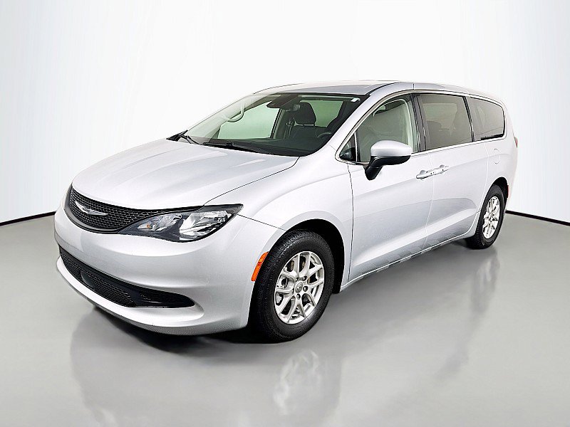 Used 2023 Chrysler Voyager LX image 3