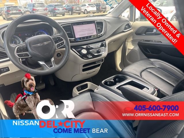 Used 2023 Chrysler Pacifica Touring-L image 11