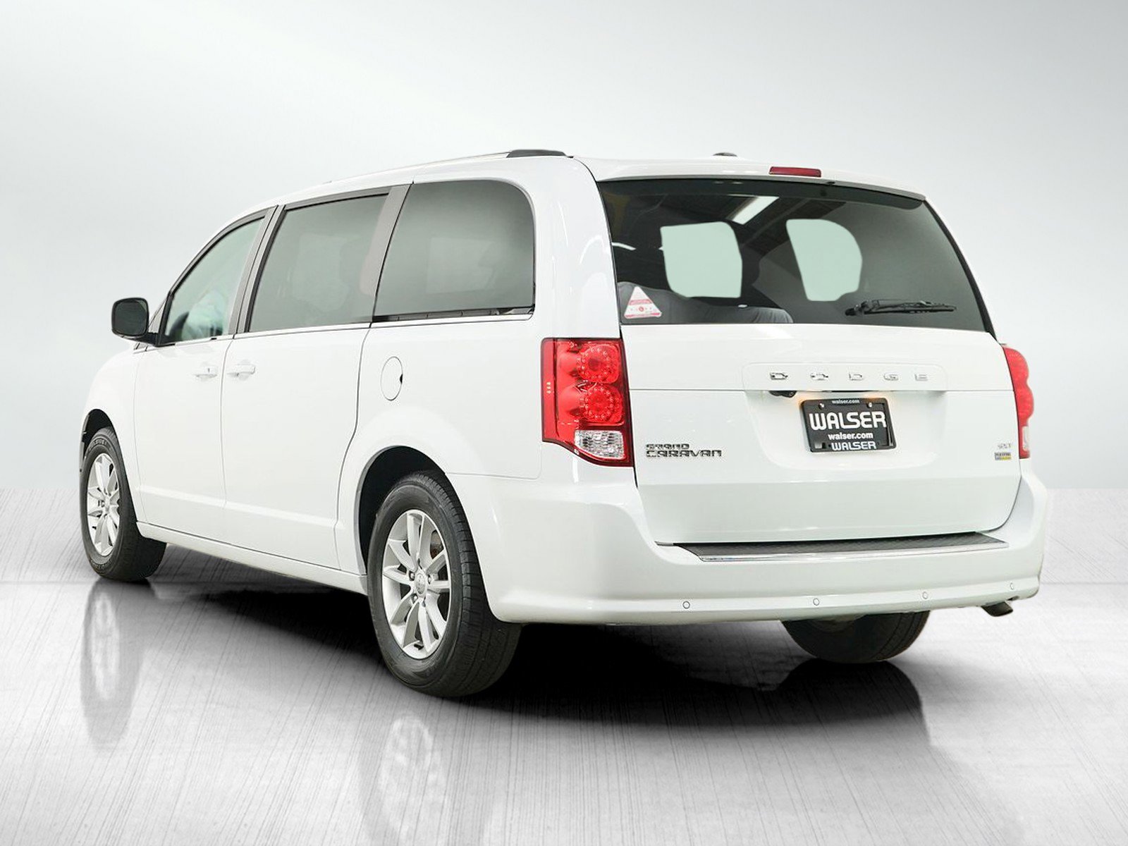 Used 2019 Dodge Grand Caravan SXT w/ Rear Park Assist Package FWD image 3