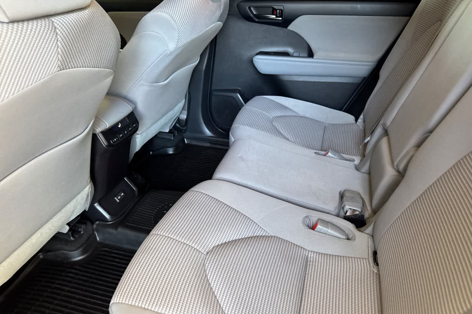 Used 2023 Toyota Highlander LE FWD image 4